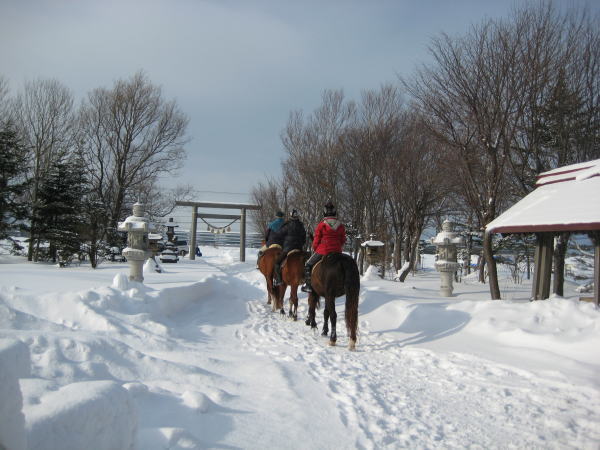 雪上トレッキング開始